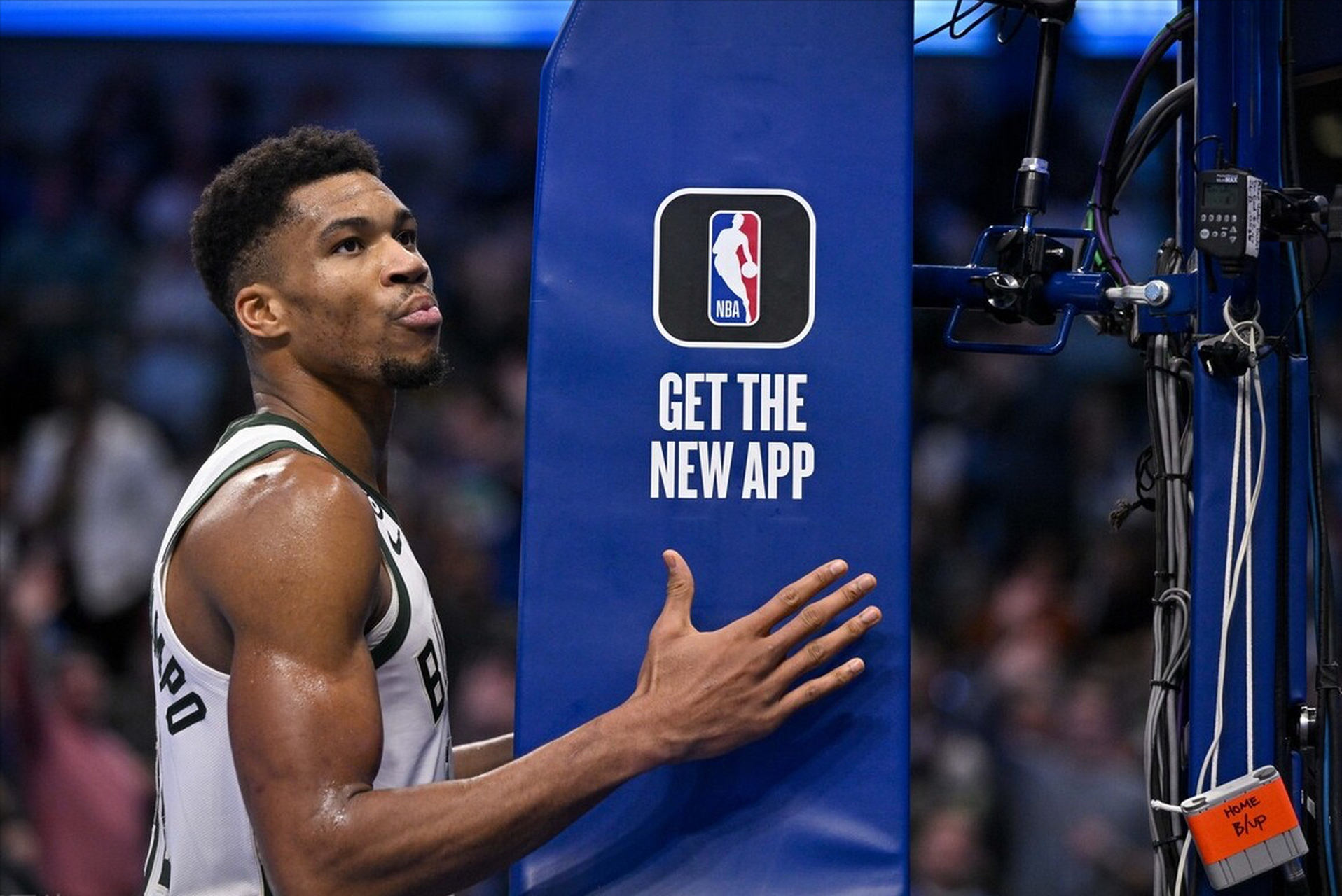 沙巴体育赛事资讯-雄鹿披荆斩棘，客场取胜稳固榜首位置