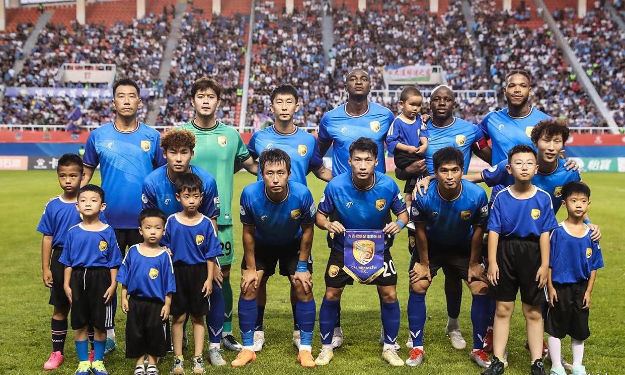 蔚为壮观的足球战役,中场势均力敌 蔚为壮观的足球战役,中场势均力敌