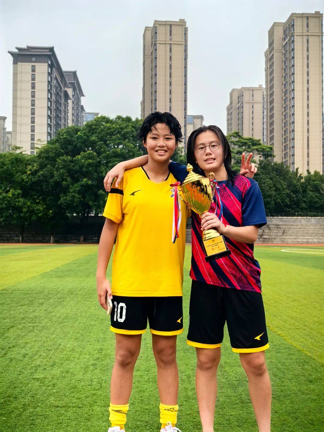 关于中国女足飒爽英姿，赢得全场掌声在女足比赛胜利的信息