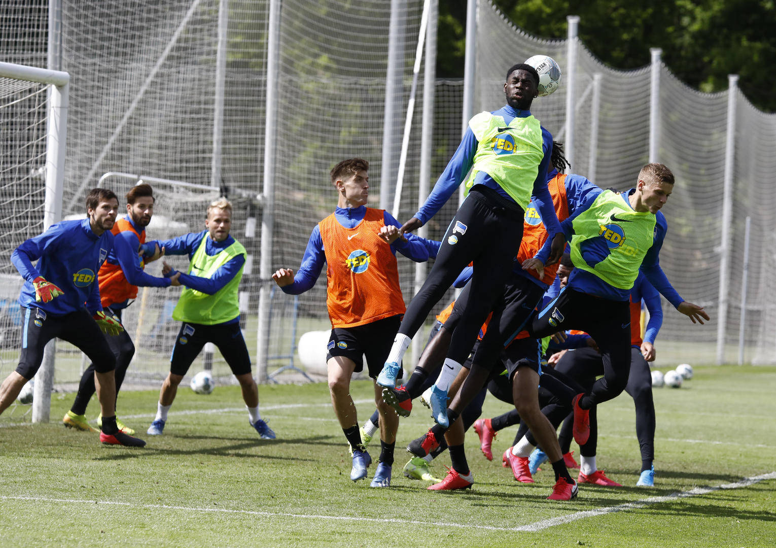 沙巴体育注册入口-包含球队集中训练提升战术意识，寻求突破的词条