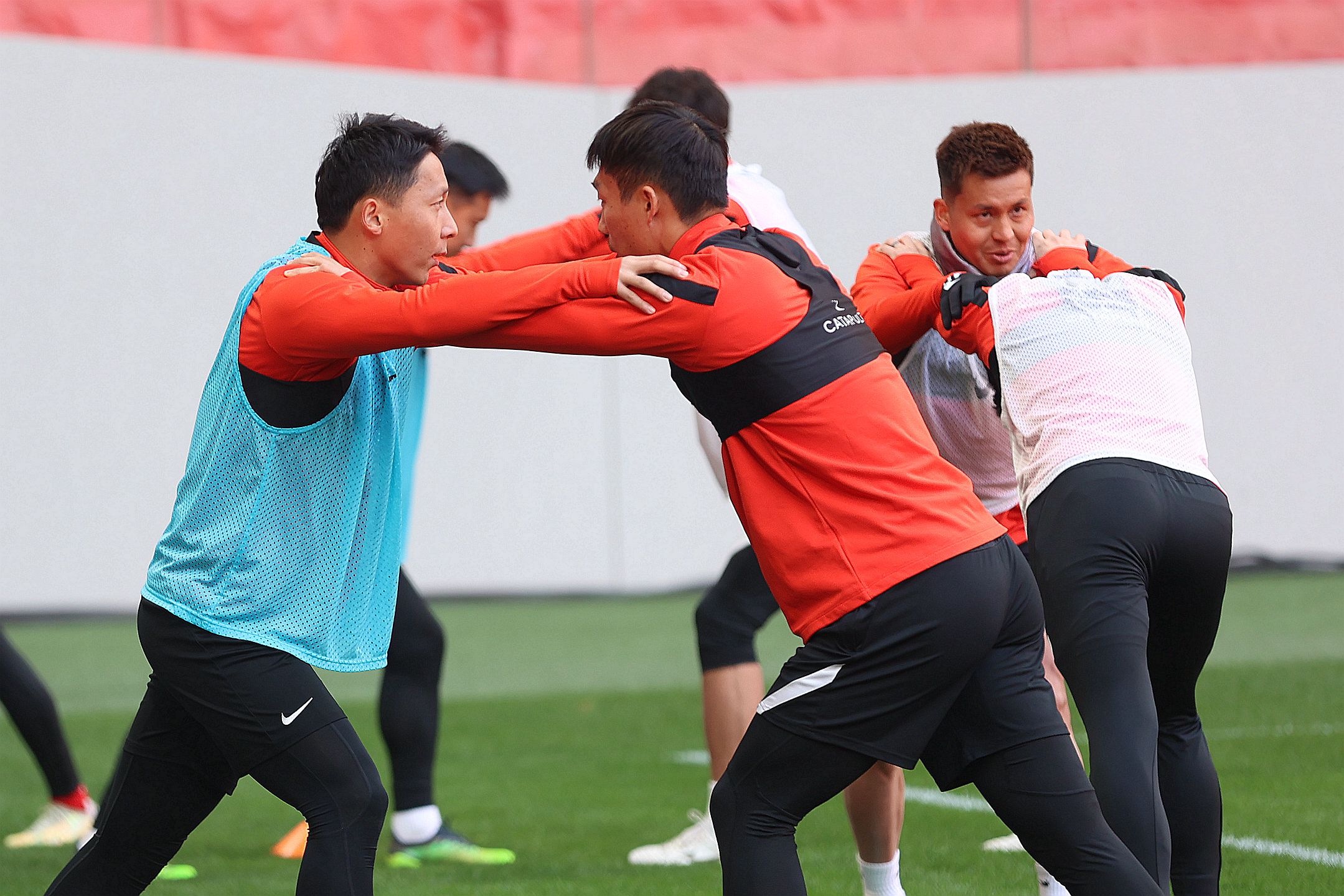 包含球队集中训练提升战术意识，寻求突破的词条